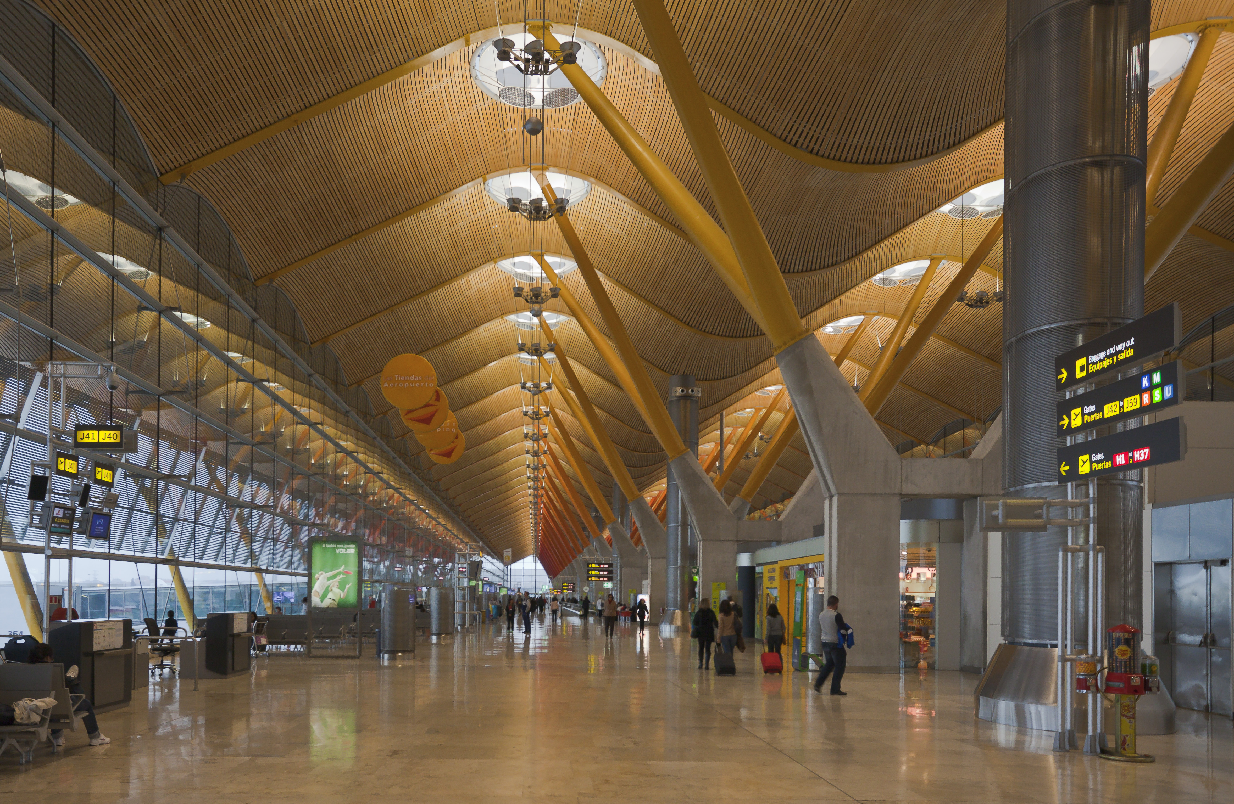Inundaciones en el Aeropuerto de Madrid-Barajas provocan desvíos y cancelaciones
