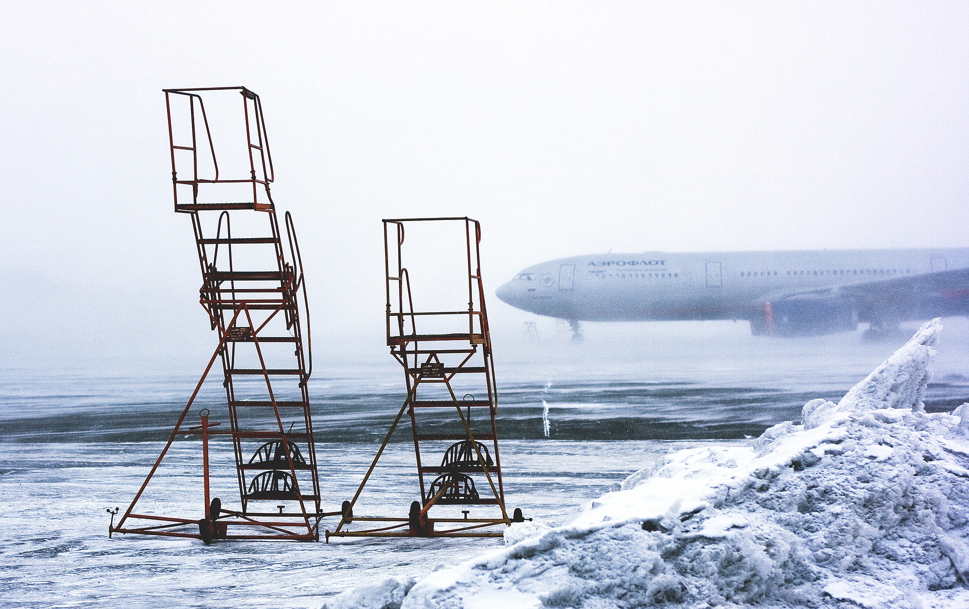 Retrasos y cancelaciones debido a la nieve en Madrid
